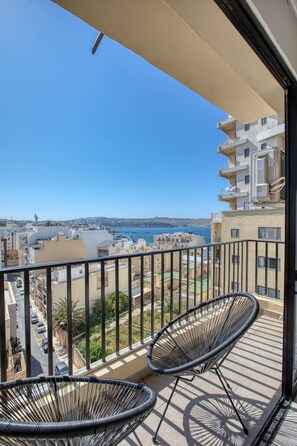 Property grounds - Mistra Bay View Apartment (St. Paul`s Bay)