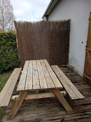 Outdoor dining - Vrbo Property (Auberville)