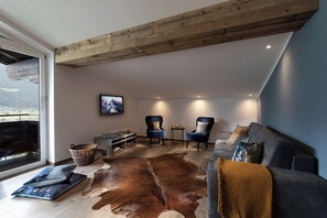 Smart TV, books - Spacious Family Apartment with Panoramic Mountain Views–Near Zell am See&Kaprun (Niedernsill)