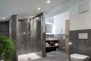 Shower, hair dryer, towels, soap - Spacious Family Apartment with Panoramic Mountain Views–Near Zell am See&Kaprun (Niedernsill)