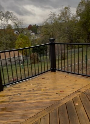 Property grounds - Spacious 4-bedroom house in tranquil Bethel Park with AC (Bethel Park)