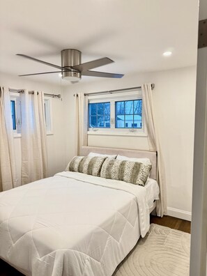 4 bedrooms, iron/ironing board, WiFi, bed sheets