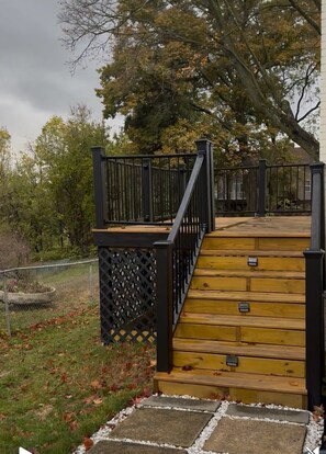 Property grounds - Spacious 4-bedroom house in tranquil Bethel Park with AC (Bethel Park)