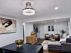 Interior - Spacious 4-bedroom house in tranquil Bethel Park with AC (Bethel Park)