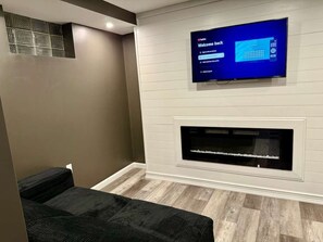 Interior - Spacious 4-bedroom house in tranquil Bethel Park with AC (Bethel Park)