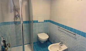 Dusche, Haartrockner, Bidet, Handtücher