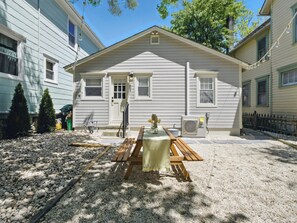Outdoor dining - Quintessential Ocean Grove Cottage (Neptune Township)