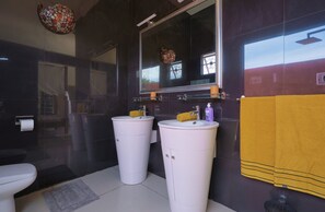 Shower, jetted tub, hair dryer, towels - Villa Coco Chic- Private pool - Tropical garden (Pointe aux Piments)
