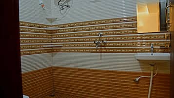 Shower, handuk, sabun, dan sampo