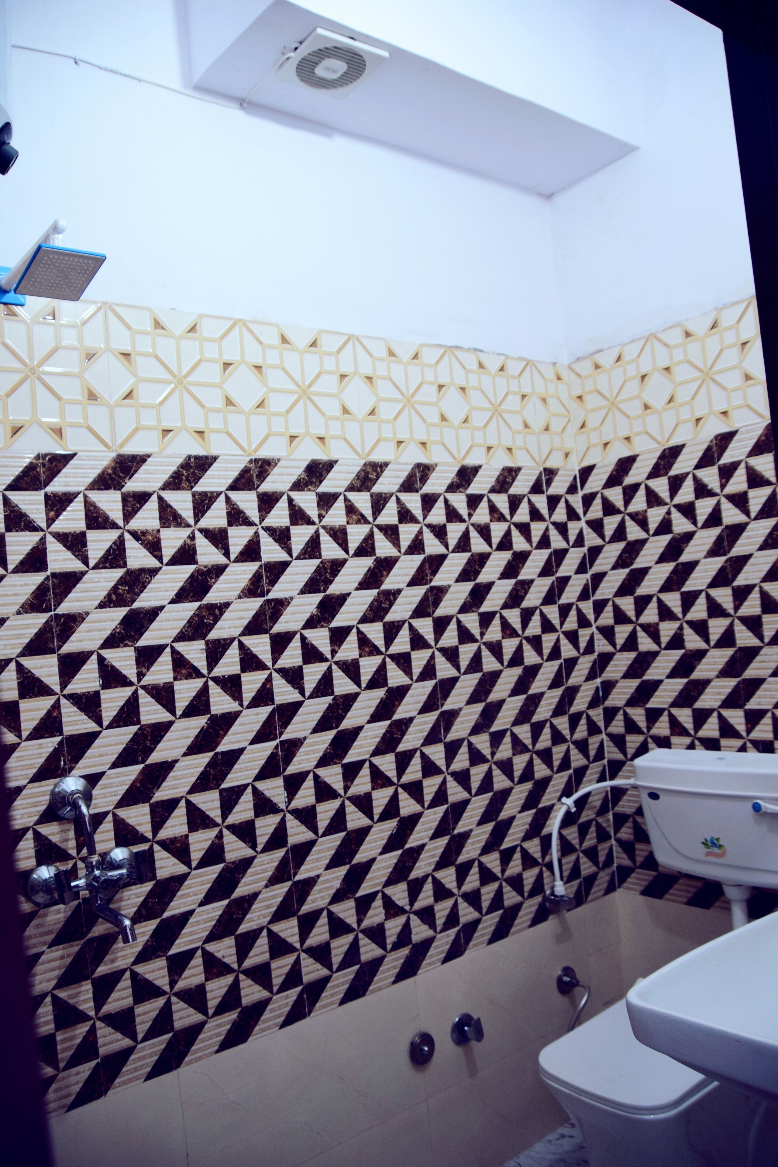 Quarto luxo | Banheiro | Chuveiro, toalhas de banho, sabonete, shampoo