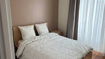 Een strijkplank/strijkijzer, wifi, beddengoed