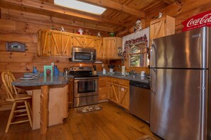 Fridge, microwave, oven, stovetop - Sky Harbor| Pet Friendly | Hot Tub | View | WiFi (Sevierville)