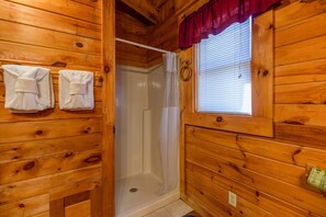 Shower, jetted bath, towels - Sky Harbor| Pet Friendly | Hot Tub | View | WiFi (Sevierville)