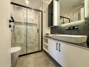 Dusche, Handtücher, Seife, Toilettenpapier