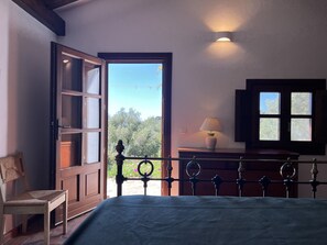 4 chambres, bureau, fer et planche à repasser, lit de bébé portatif
