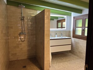 Een douche, een haardroger, handdoeken, zeep
