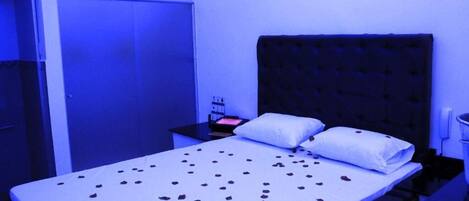 Quarto casal luxo, varanda | Frigobar, quartos à prova de som, Wi-Fi de cortesia