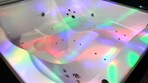A hot tub with a smooth surface and multiple jets. - Motel hotel Vitória  (Rialma)