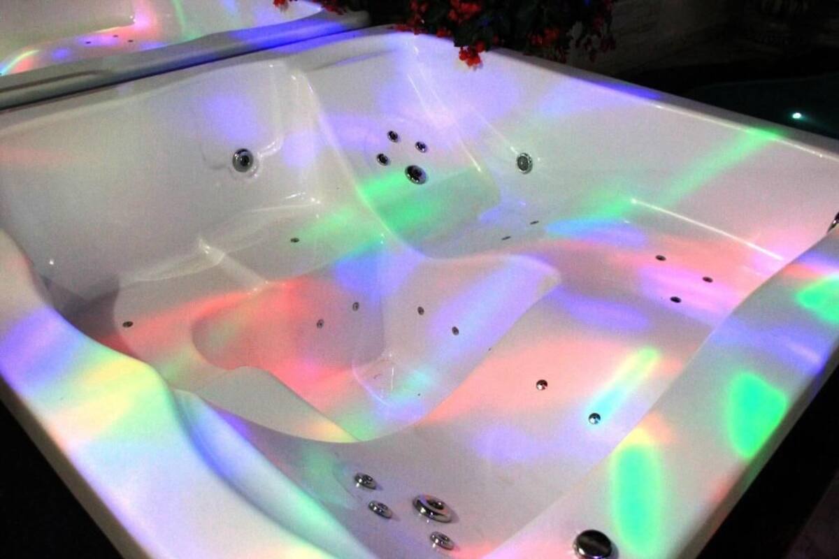 Un jacuzzi con superficie lisa y múltiples chorros.