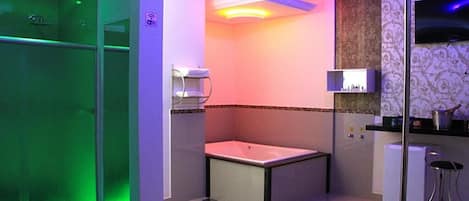 Minibar, soundproofing, free WiFi, wheelchair access