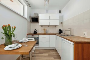 Kühlschrank, Ofen, Herdplatte, Wasserkocher mit Kaffee-/Teezubehör