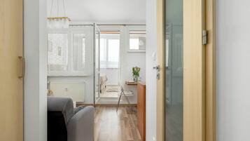 1 slaapkamer, een bureau, een strijkplank/strijkijzer, reisbedje