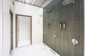 Shower, hair dryer, towels - Free housekeeping visits during your stay - StayShort - Modern 1 Bed Apartment in JVC that Sleeps 4 with Balcony (JVC)