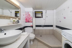 Hair dryer, towels, soap, toilet paper - Spacious villa with beautiful large garden (NEA MOUDANIA)