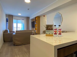 3 bedrooms, Internet - w Luxury 3BR w Balcony in Upscale Miraflores (Lima)