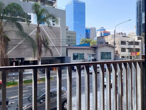 House - w Comfort Living 2BR w Balcony in San Isidro (Lima)