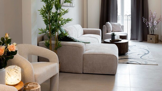 A modern living room with a sofa, armchairs, a coffee table, and a floor lamp. - One Lux Stay 3+1b2.5b Antwerp Near Central Station (Antwerp)