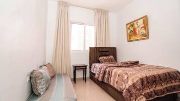 2 bedrooms, iron/ironing board, internet, bed sheets