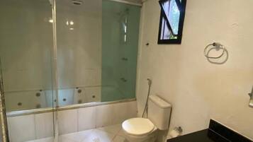 Habitación doble superior, lanai, vista al jardín | Baño | Tina con regadera, toallas, jabón, shampoo