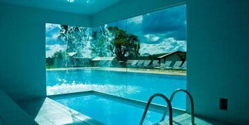 Una piscina al aire libre