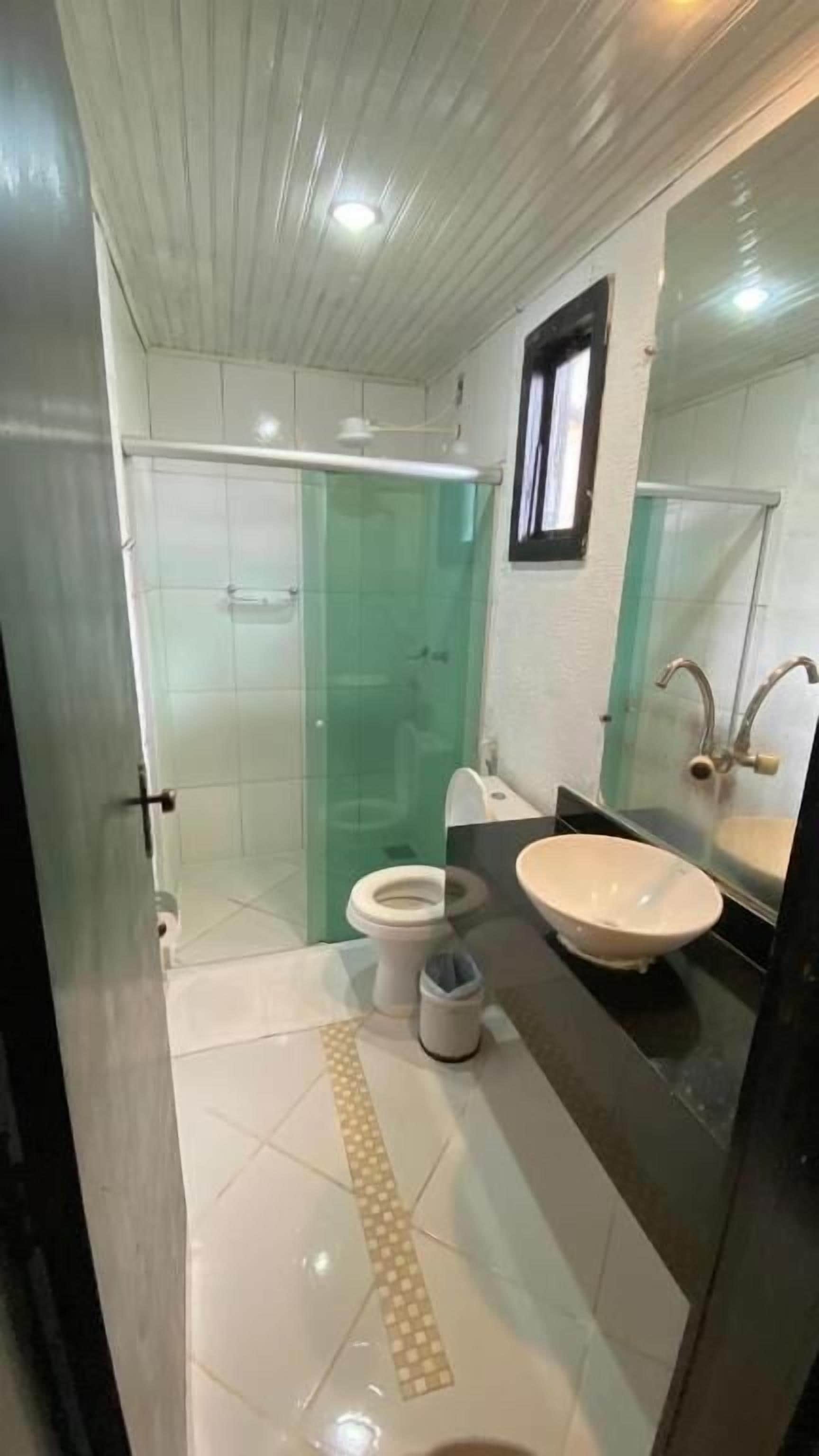 Habitación doble estándar, lanai, vista al jardín | Baño | Tina con regadera, toallas, jabón, shampoo 