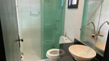 Habitación doble estándar, lanai, vista al jardín | Baño | Tina con regadera, toallas, jabón, shampoo