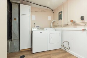 House, 4 Bedrooms, Balcony | Laundry - Modern Renovated 4min Notredame 4bed 2bath 10peopl (South Bend)