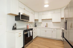 House, 4 Bedrooms, Balcony | Interior - Modern Renovated 4min Notredame 4bed 2bath 10peopl (South Bend)