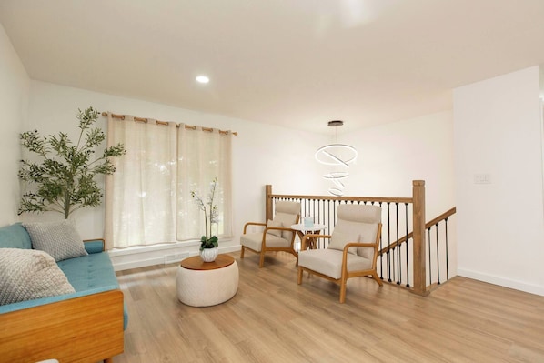 House, 4 Bedrooms, Balcony | Living room - Modern Renovated 4min Notredame 4bed 2bath 10peopl (South Bend)