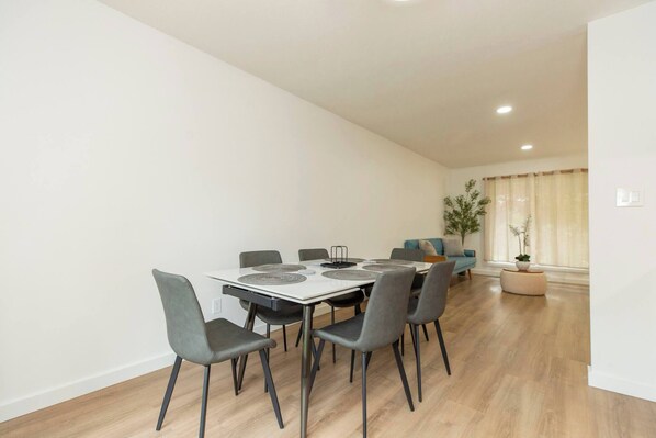 House, 4 Bedrooms, Balcony | Dining room - Modern Renovated 4min Notredame 4bed 2bath 10peopl (South Bend)
