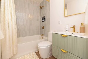 House, 4 Bedrooms, Balcony | Bathroom - Modern Renovated 4min Notredame 4bed 2bath 10peopl (South Bend)