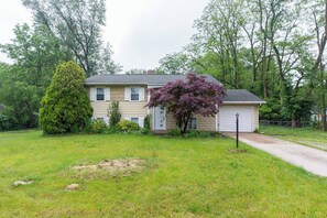 House, 4 Bedrooms, Balcony | Exterior - Modern Renovated 4min Notredame 4bed 2bath 10peopl (South Bend)