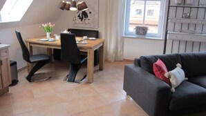 Ein Essbereich mit Tisch, Stühlen und einem Fenster mit Blick.