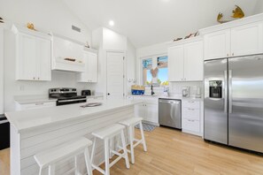 Coffee/tea maker, fridge, microwave, oven - Welcome to Cast Away! (St. George Island)