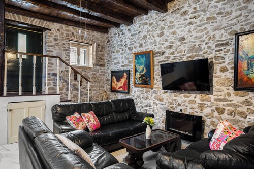 Art House Near to Saint George Beach by Konnect