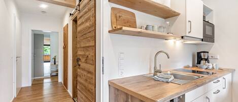 Réfrigérateur, micro-ondes, plaque de cuisson, lave-vaisselle