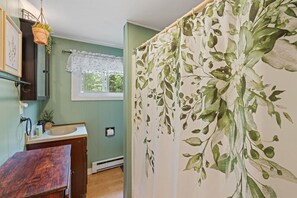 Shower - Lovely home walking distance to community beach sleeps 6 (Moultonborough)