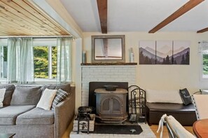 Living area - Lovely home walking distance to community beach sleeps 6 (Moultonborough)