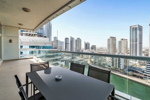 Outdoor dining - Free Housekeeping Visits During Your Stay - StayShort - Elegant 2 Bedroom in Dubai Marina that Sleeps 4 (Dubai Marina)