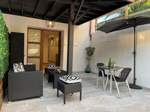 Outdoor dining - Vrbo Property (Onis)